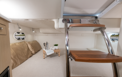 Regal 26 Express, mid-cabin