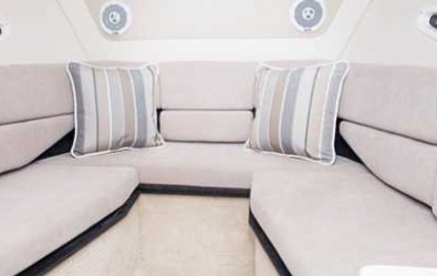 Regal 26 Express, salon