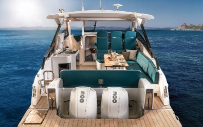 Bavaria VIDA 33, sun bed area