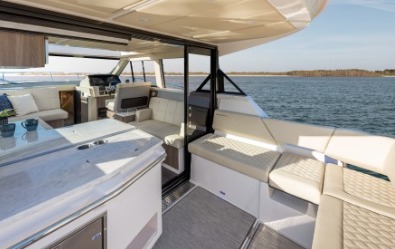 Regal 38 Grande Coupe, cockpit