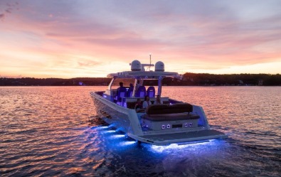 Regal 38 Surf, RGBW lighting