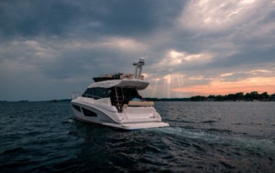 Regal 42 Fly, hydraulic swim platform