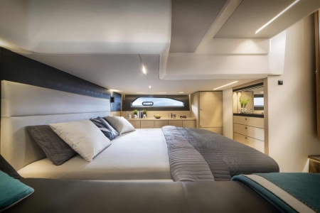 bavaria r40 coupe new boat for sale - clipper marine uk image 2